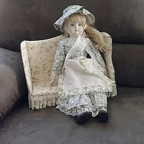 Zasan PATP Porcelain Doll with Couch - Picture 1 of 7